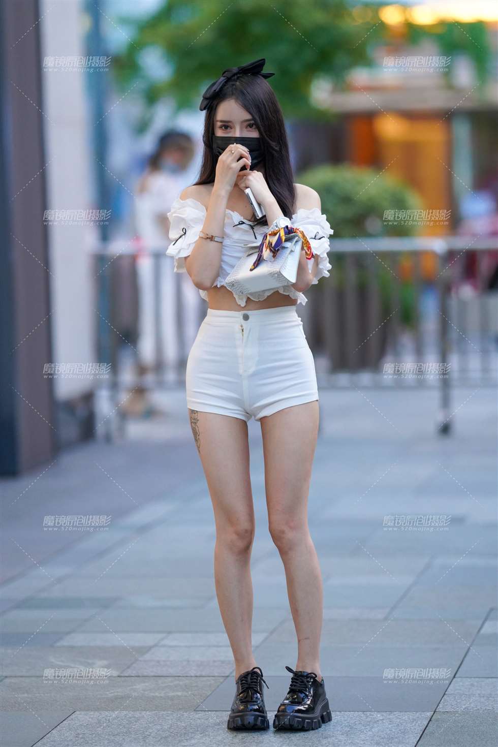 图片[1]-白色热裤女孩-街拍流行馆