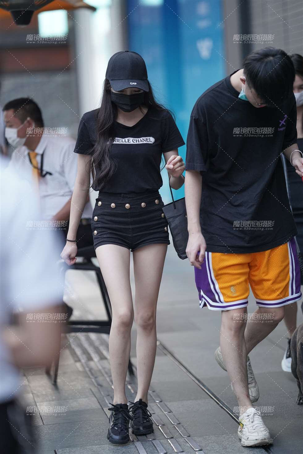 图片[1]-路边偶遇遛狗美眉-街拍流行馆