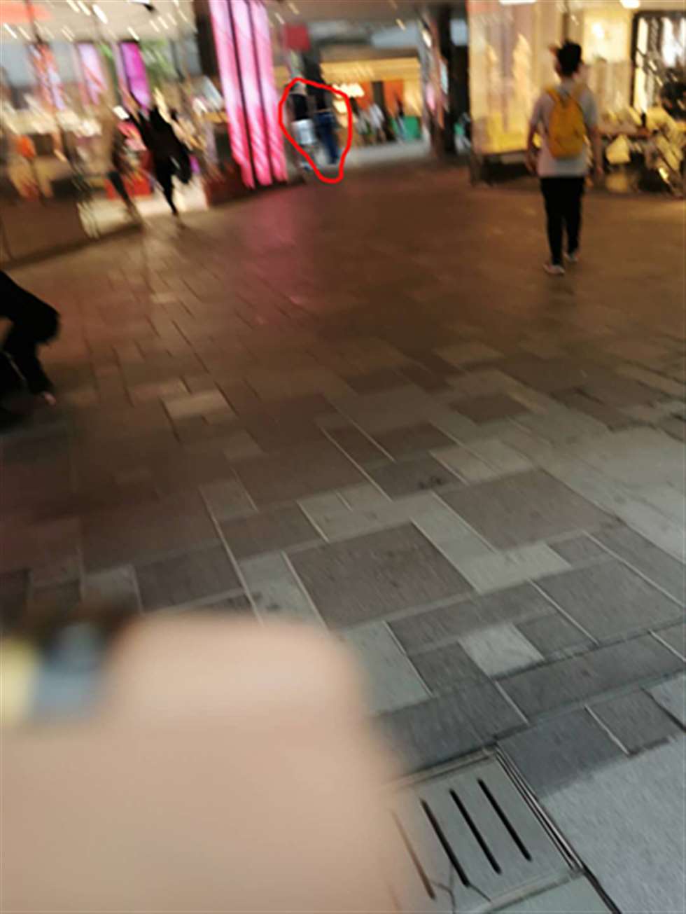 图片[3]-【街拍之魂赛帖】赶着吃晚饭的情侣-街拍流行馆