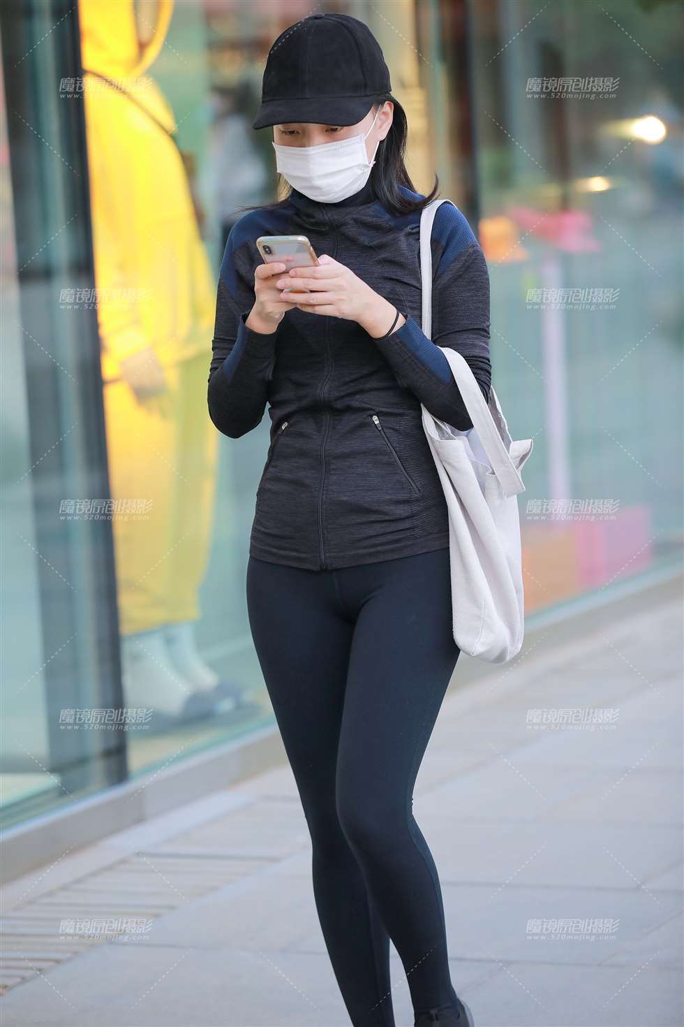 图片[1]-【玻璃街拍】黑色紧身瑜伽服-街拍流行馆
