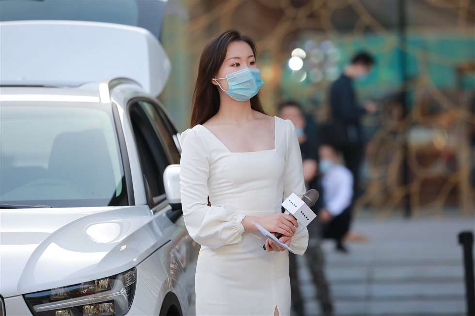 图片[1]-【玻璃街拍】漂亮性感的女主持-街拍流行馆
