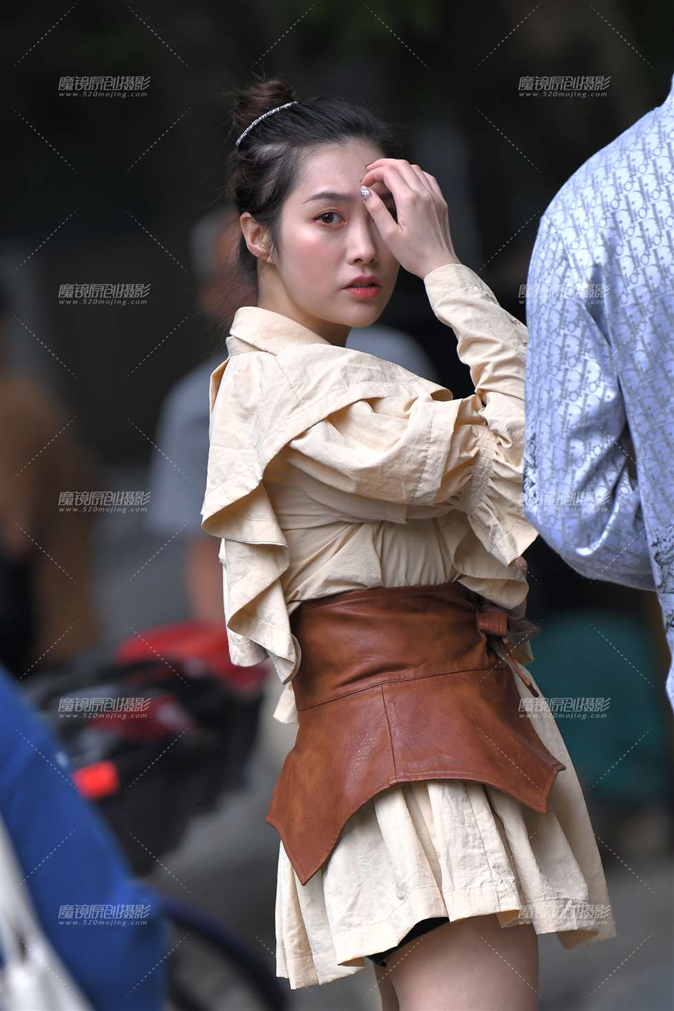 图片[1]-【咔喳赛帖】美腿高跟-街拍流行馆