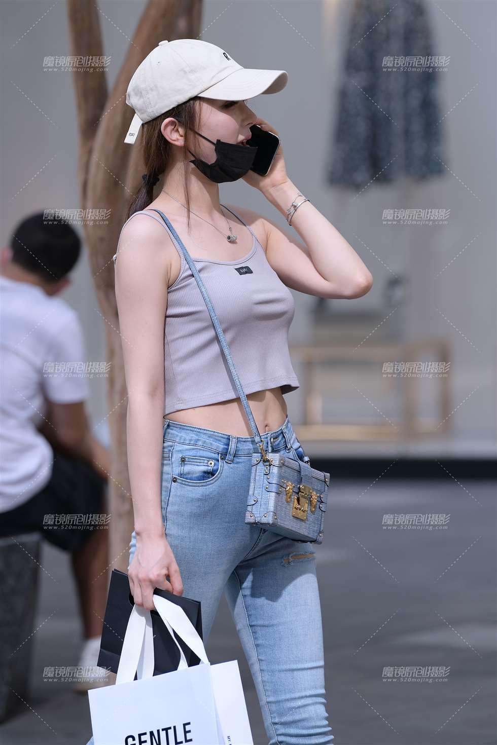 图片[1]-破洞紧牛小姐姐-街拍流行馆
