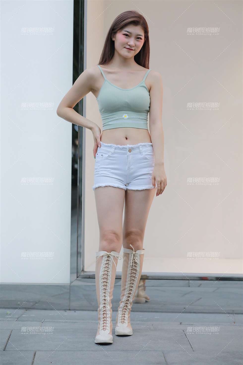 图片[1]-【玻璃街拍】白色热裤小妹-街拍流行馆