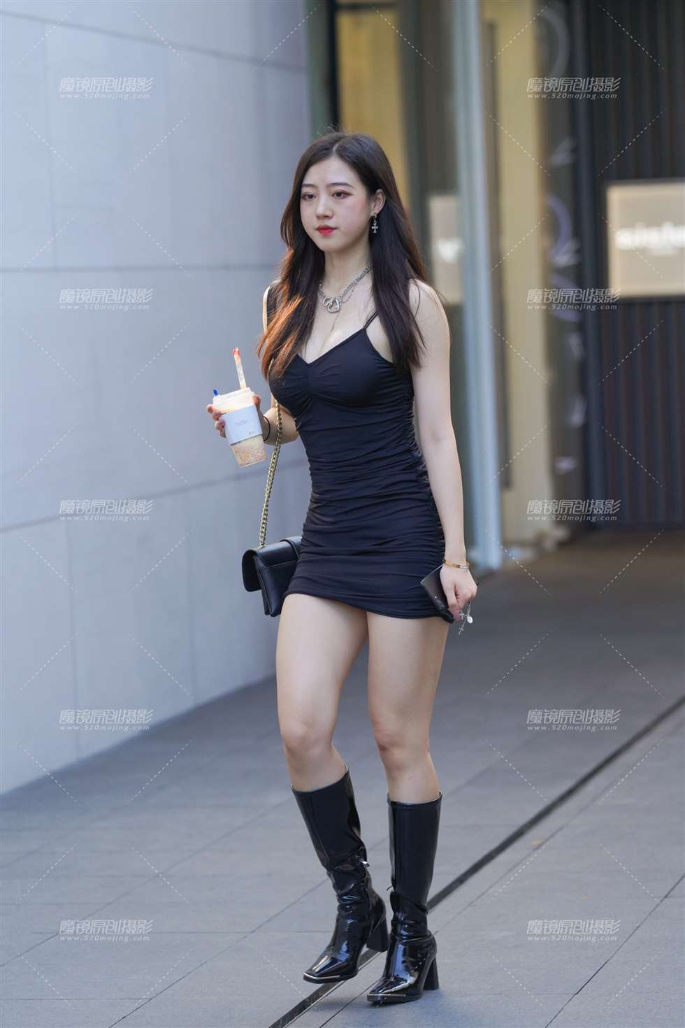图片[1]-黑裙美眉-街拍流行馆