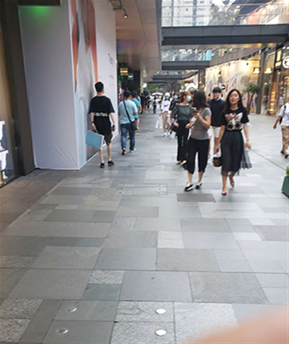 图片[3]-蓝裙美眉-街拍流行馆
