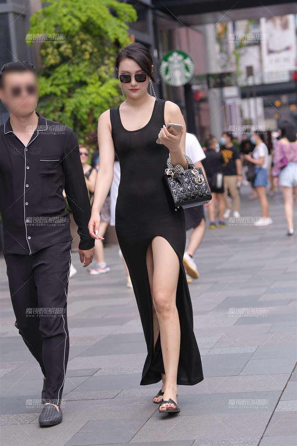 图片[1]-韵味的开叉长裙-街拍流行馆