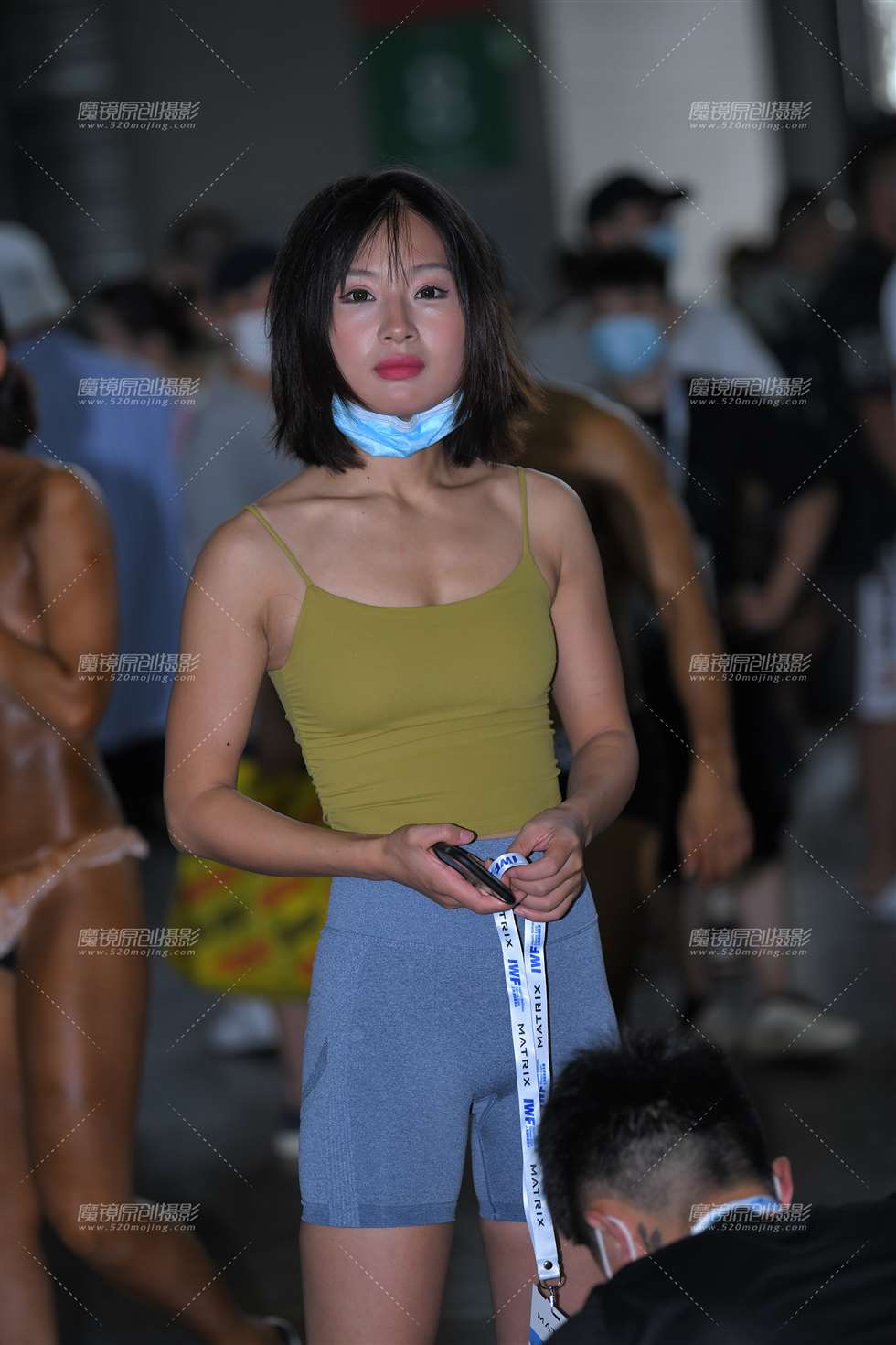 图片[1]-【咔喳赛帖】还不好意思了-街拍流行馆