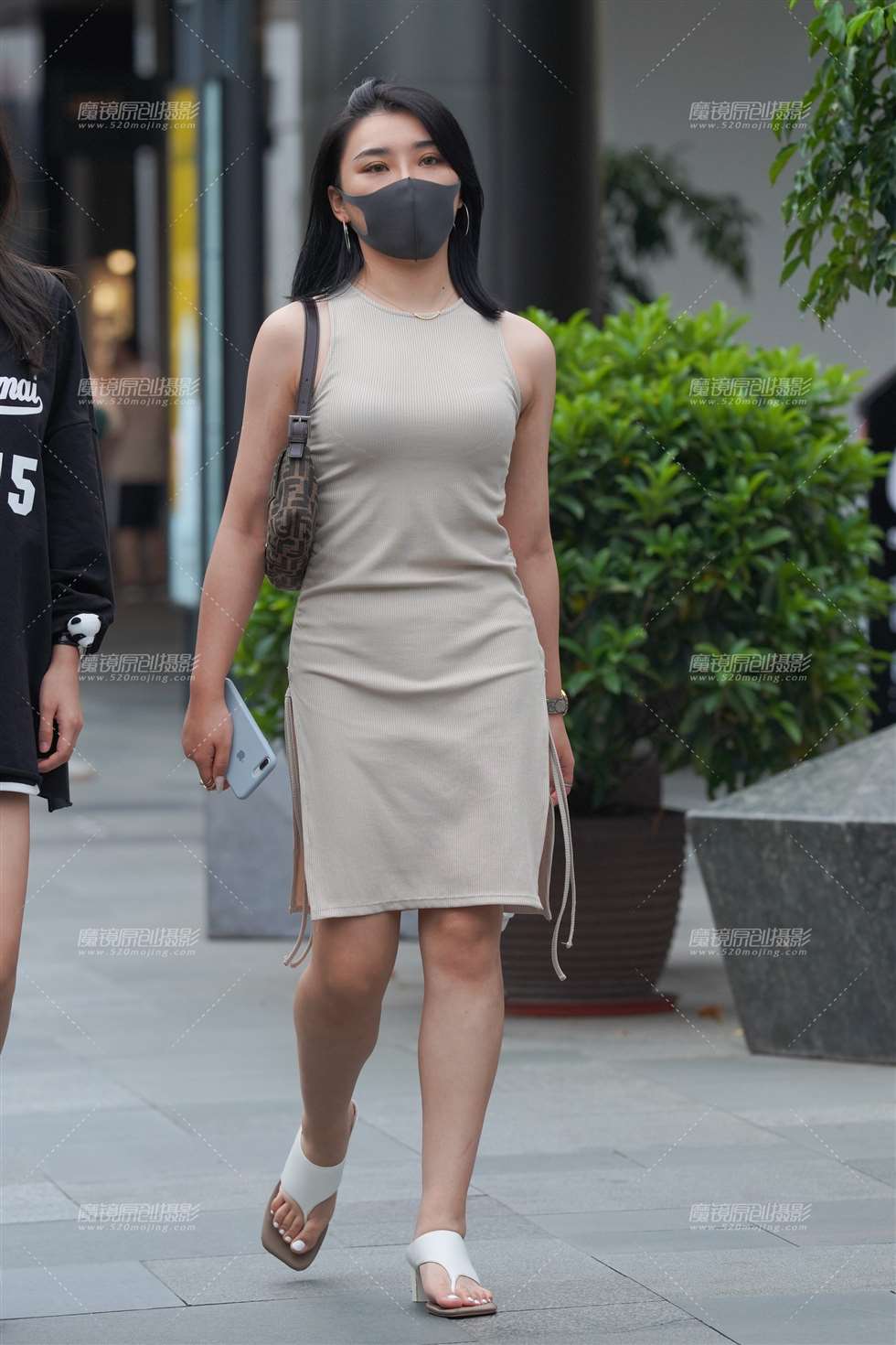 图片[4]-长裙美眉-街拍流行馆