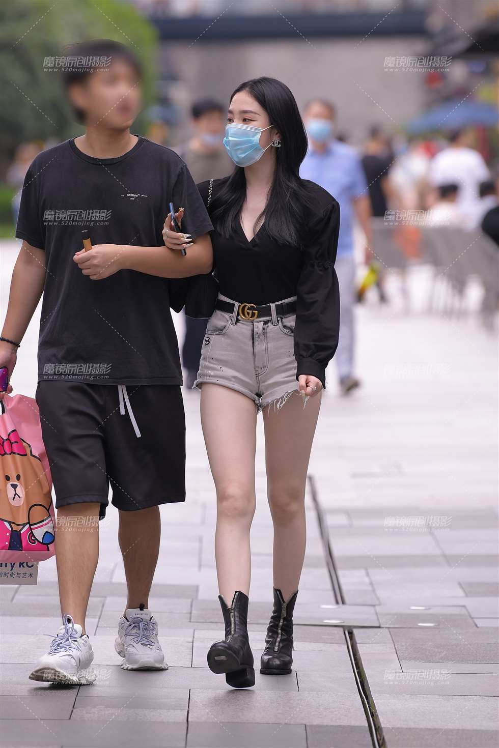 图片[1]-白皙美腿热裤美女-街拍流行馆
