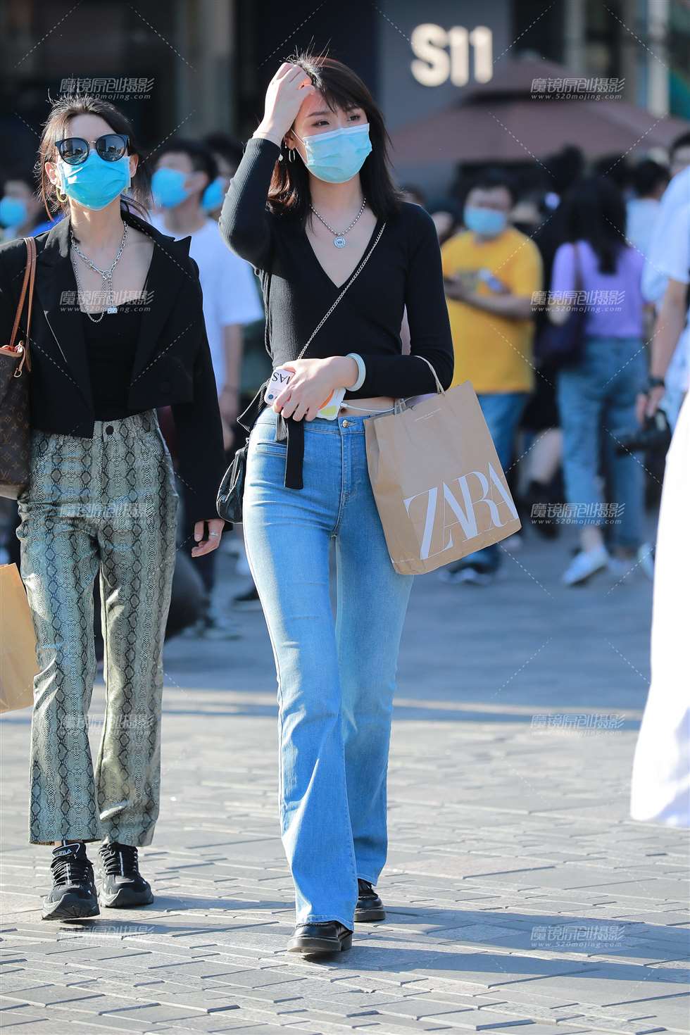 图片[1]-【玻璃街拍】牛仔裤小姐姐-街拍流行馆
