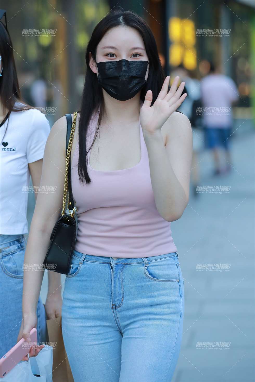 图片[1]-【玻璃街拍】丰满蓝牛美眉-街拍流行馆