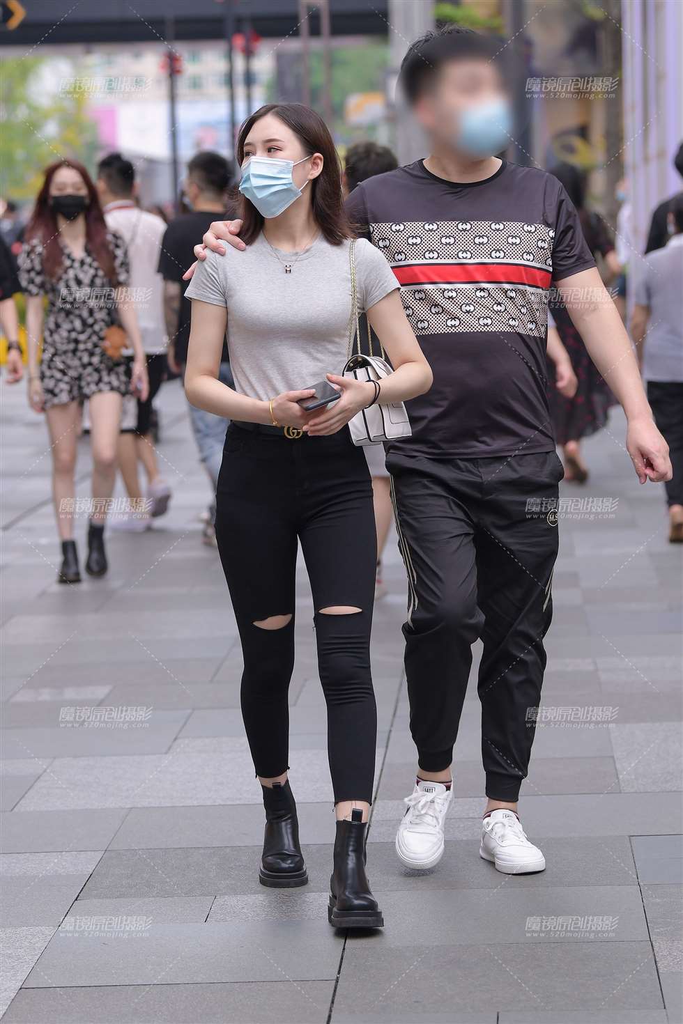 图片[1]-润臀紧身裤美女-街拍流行馆