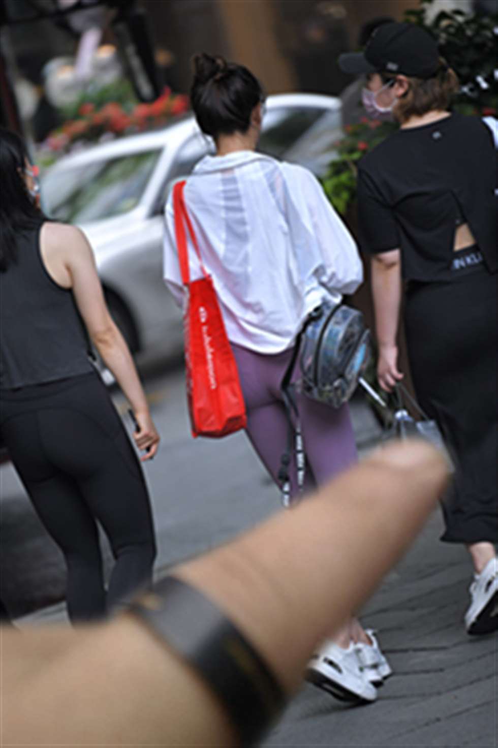 图片[4]-【咔喳赛帖】一起购物-街拍流行馆