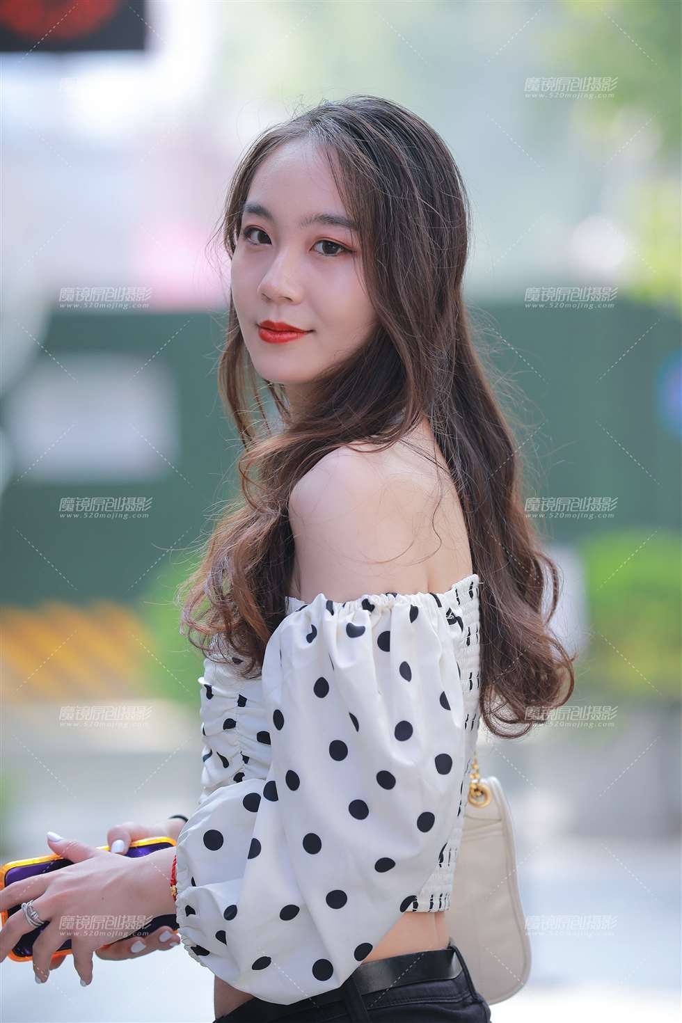 图片[1]-【玻璃街拍】黑色牛仔裤漂亮学妹-街拍流行馆
