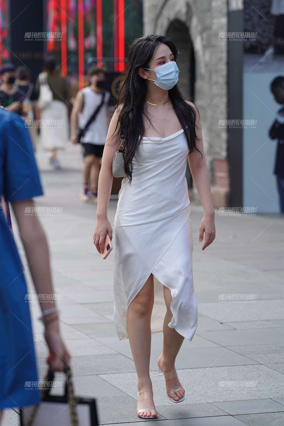 图片[1]-白裙美眉-街拍流行馆