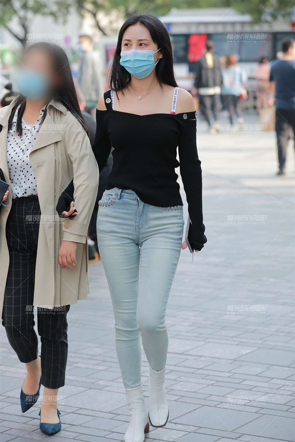 图片[1]-【玻璃街拍】浅蓝牛仔裤小姐姐-街拍流行馆