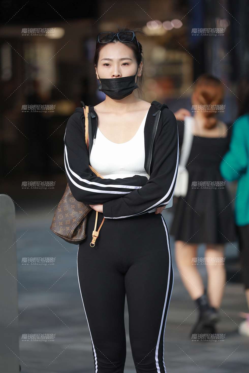 图片[1]-【玻璃街拍】黑色紧身裤小姐姐-街拍流行馆