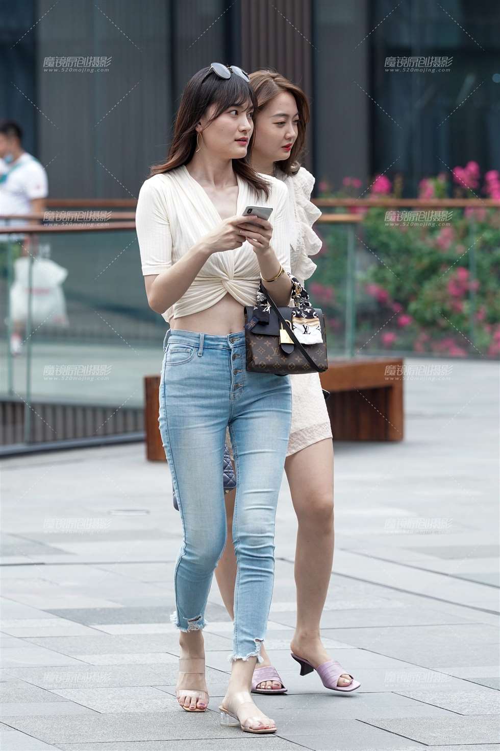图片[1]-牛仔美眉-街拍流行馆