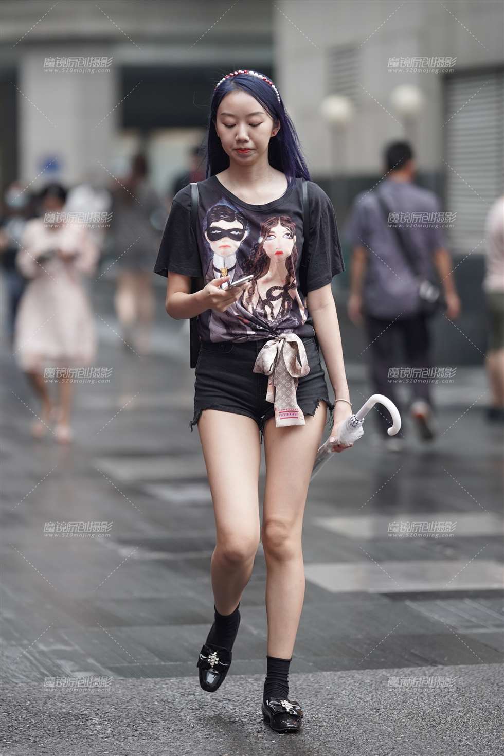 图片[1]-清秀的背包女孩-街拍流行馆
