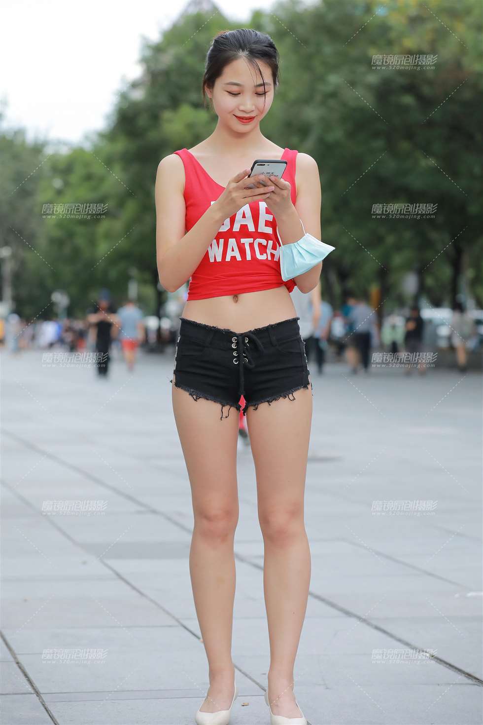 图片[1]-【玻璃街拍】性感黑色热裤小姐姐-街拍流行馆