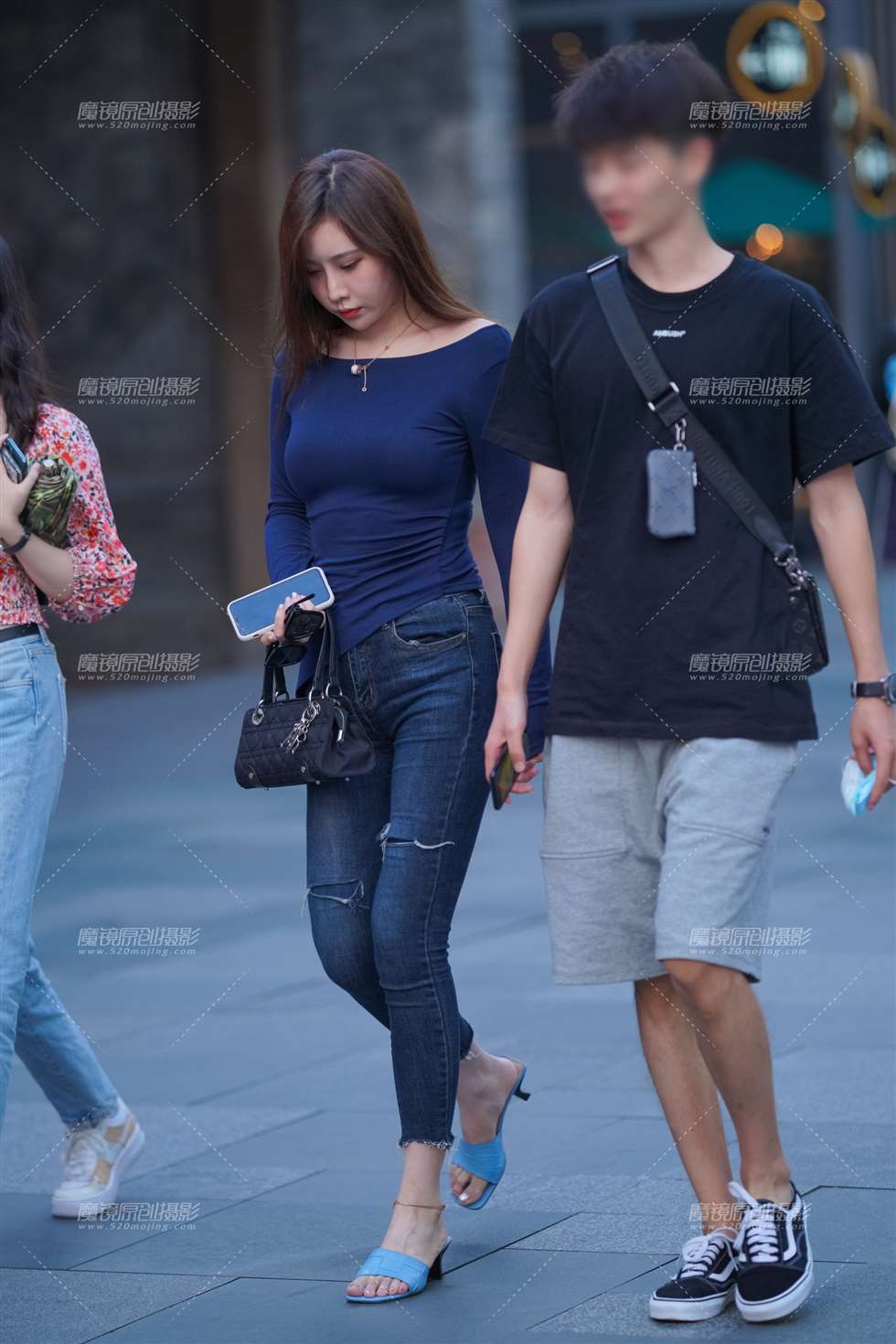 图片[1]-紧身牛仔美女-街拍流行馆