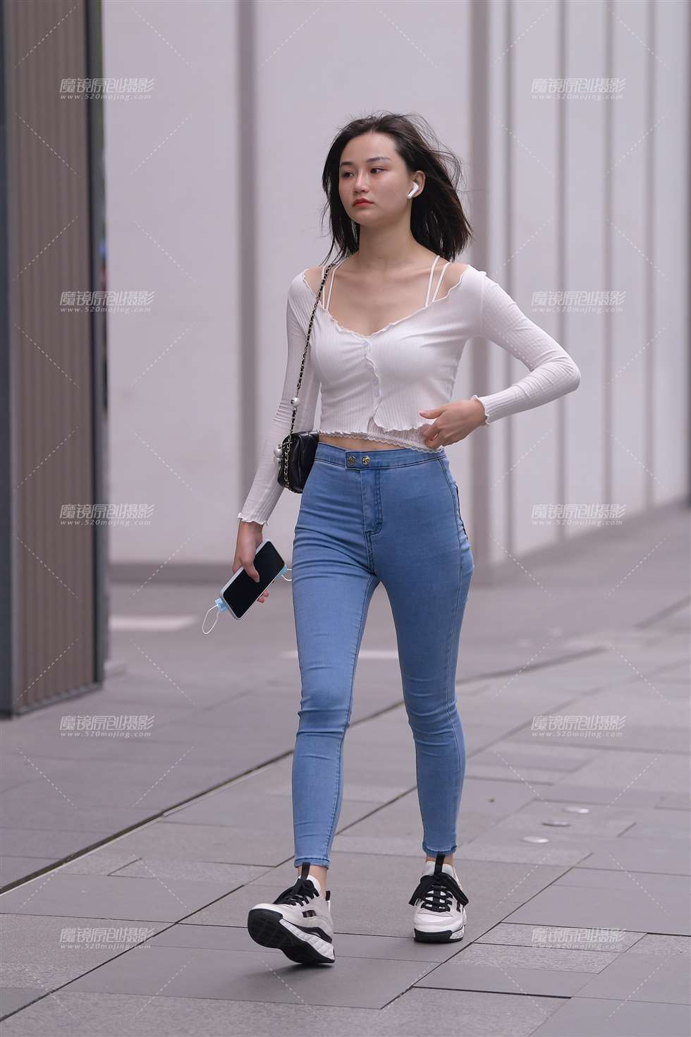 图片[1]-秋意紧牛美女-街拍流行馆