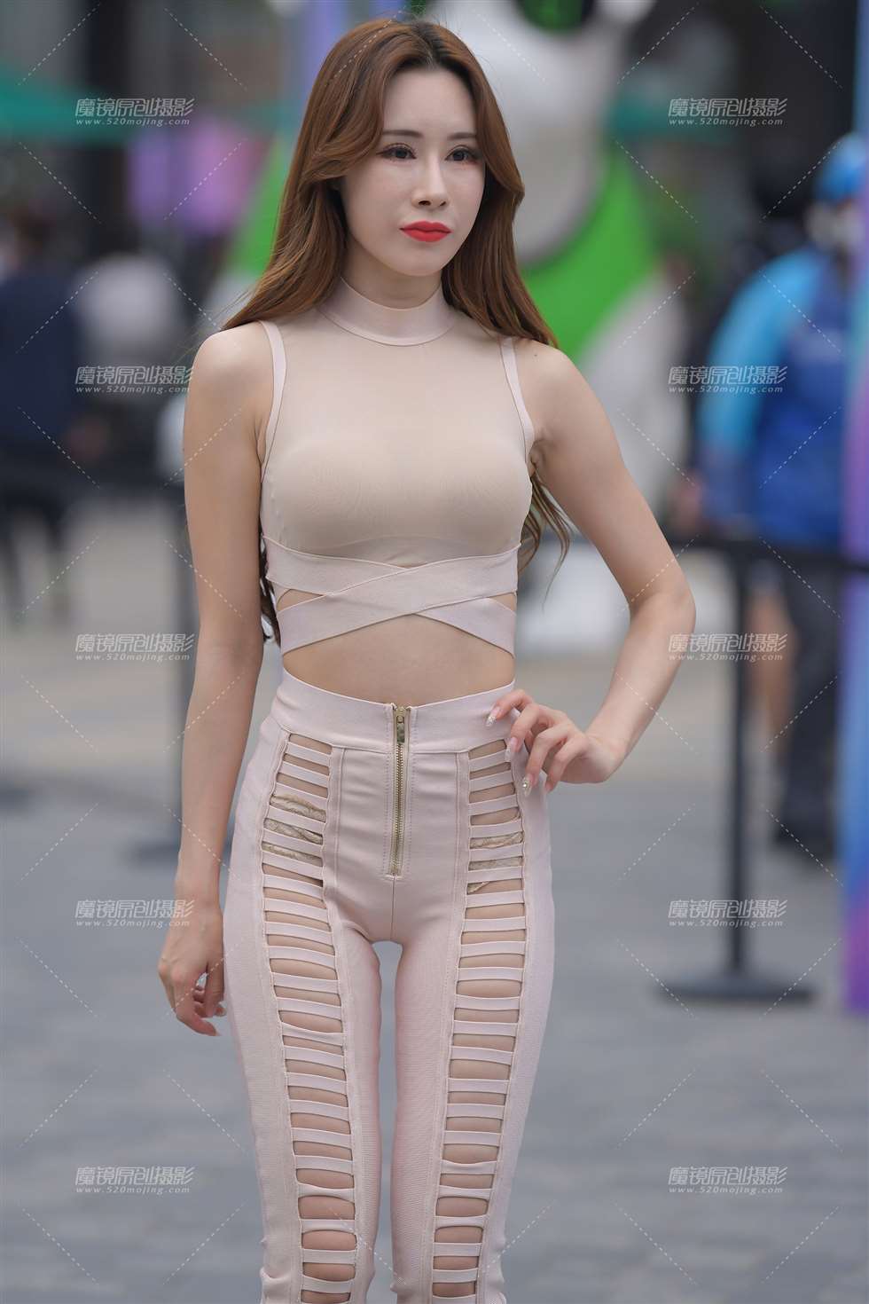 图片[1]-【红石赛贴】紧身裤美女-街拍流行馆