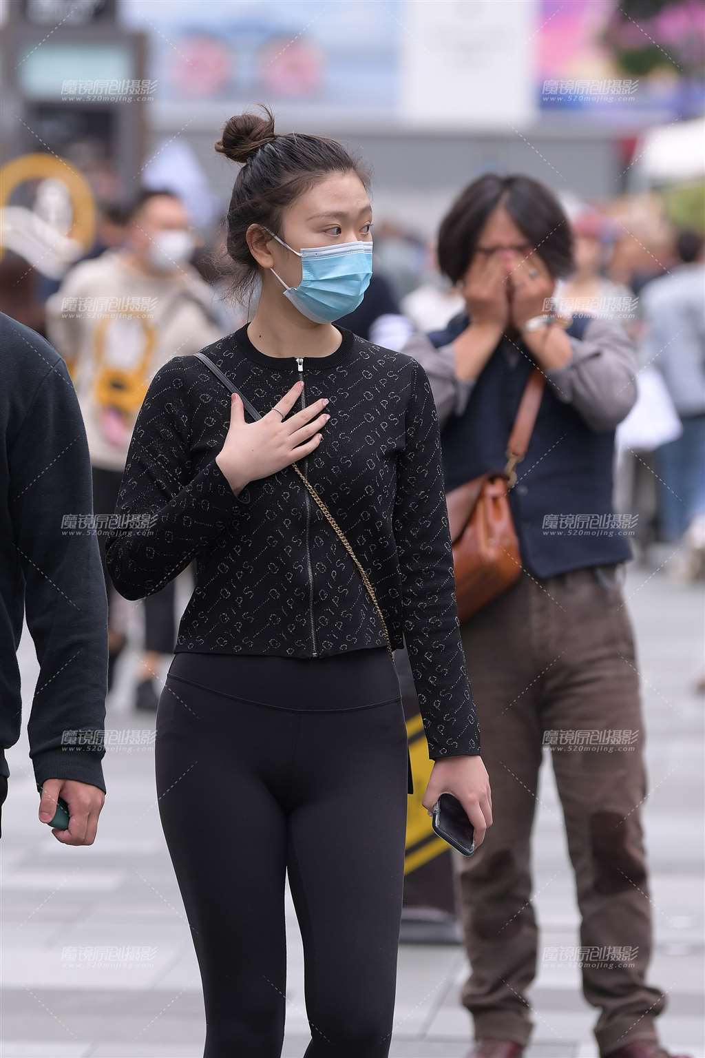 图片[5]-黑色紧身裤美女-街拍流行馆