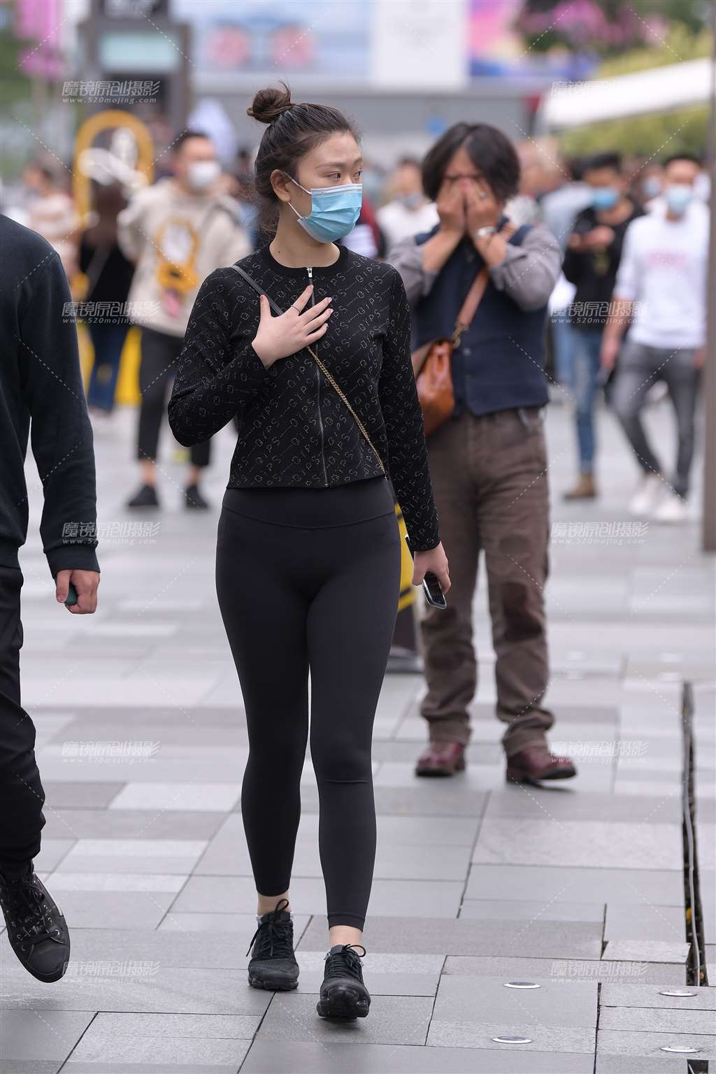 图片[1]-黑色紧身裤美女-街拍流行馆