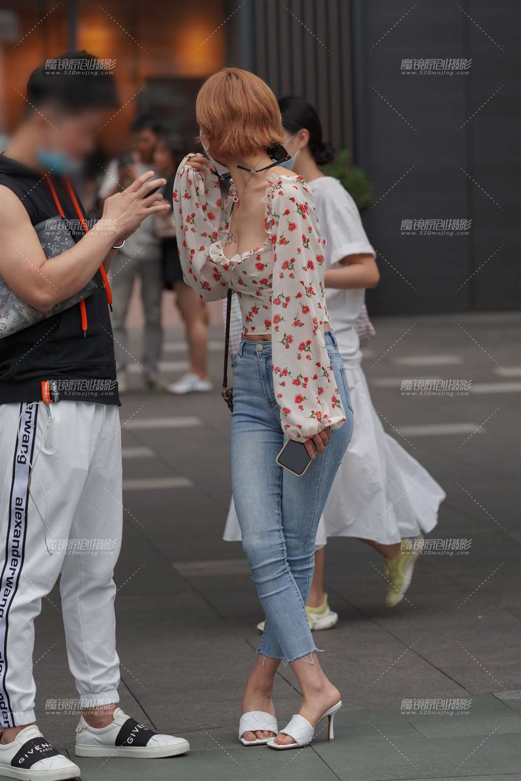 图片[4]-苗条牛仔裤美眉-街拍流行馆