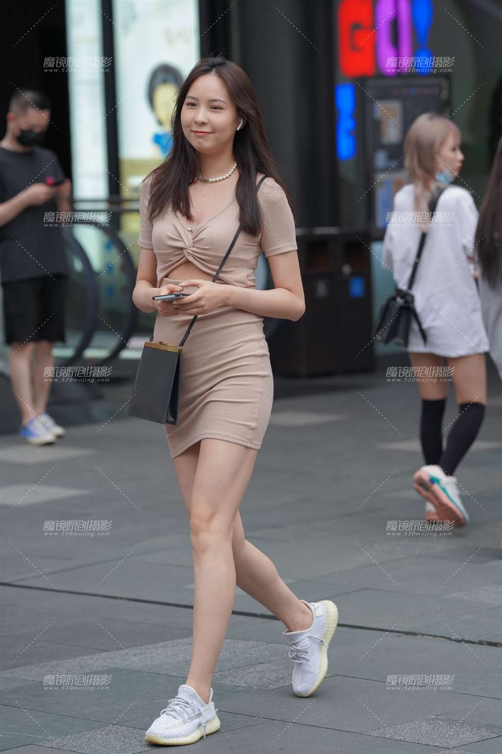 图片[1]-可笑容甜美可人-街拍流行馆