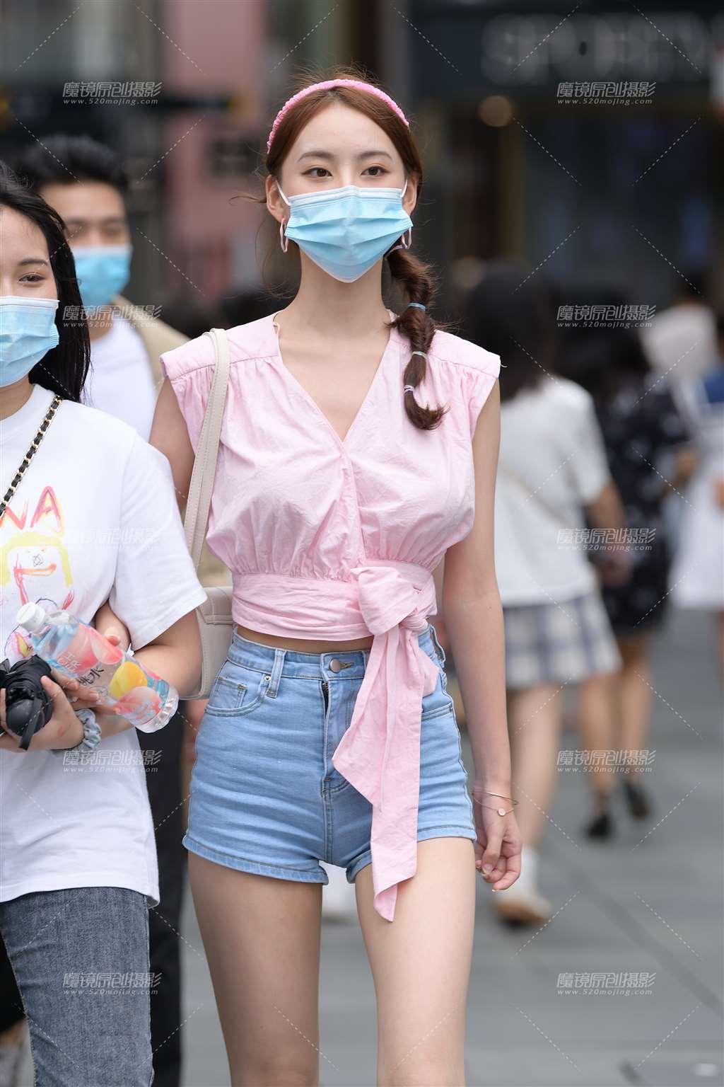 图片[1]-热裤粉色美女-街拍流行馆