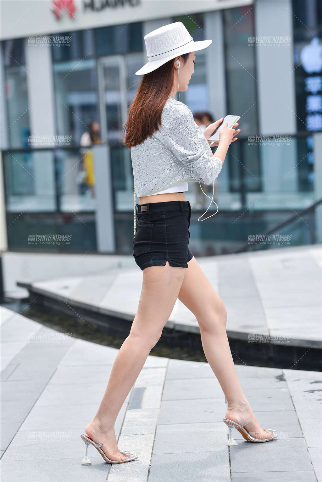 图片[1]-【赛德克赛帖】长腿热裤美眉-街拍流行馆