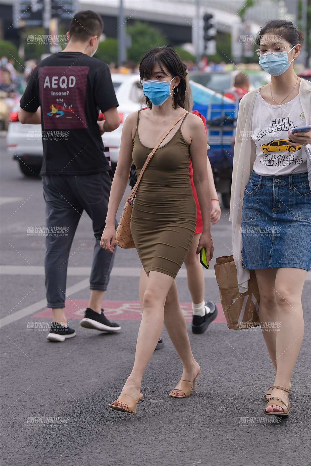 图片[1]-吊带包臀裙美女-街拍流行馆