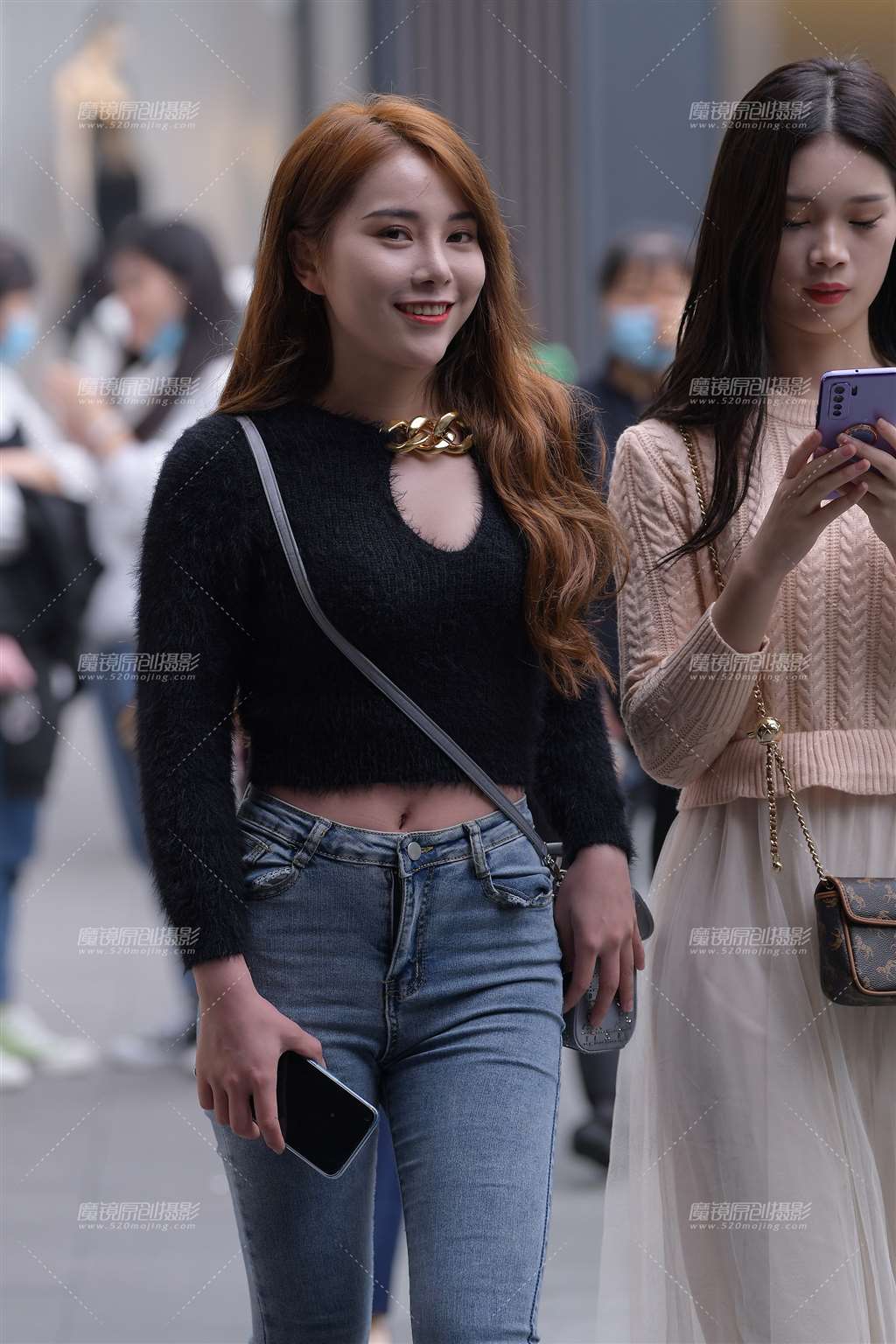 图片[1]-笑得很甜的紧牛美女-街拍流行馆
