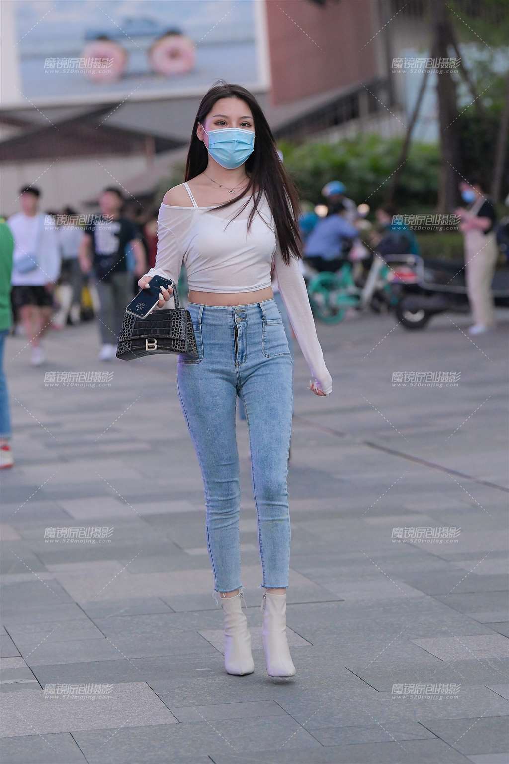 图片[1]-浅蓝色紧牛美女-街拍流行馆