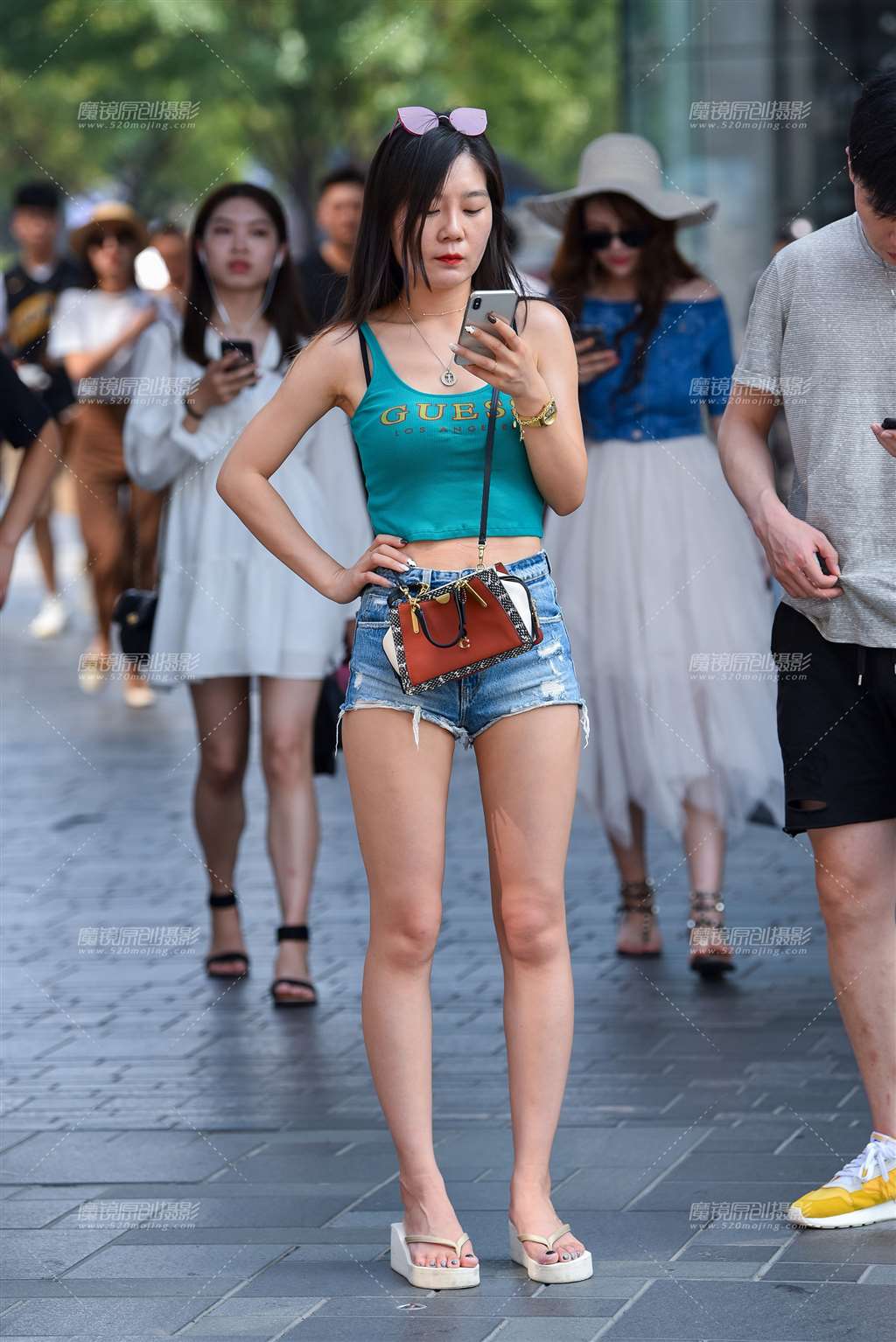 图片[1]-YY热裤女-街拍流行馆