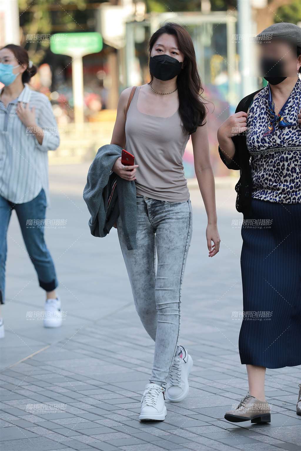 图片[3]-【玻璃街拍】灰色紧牛-街拍流行馆