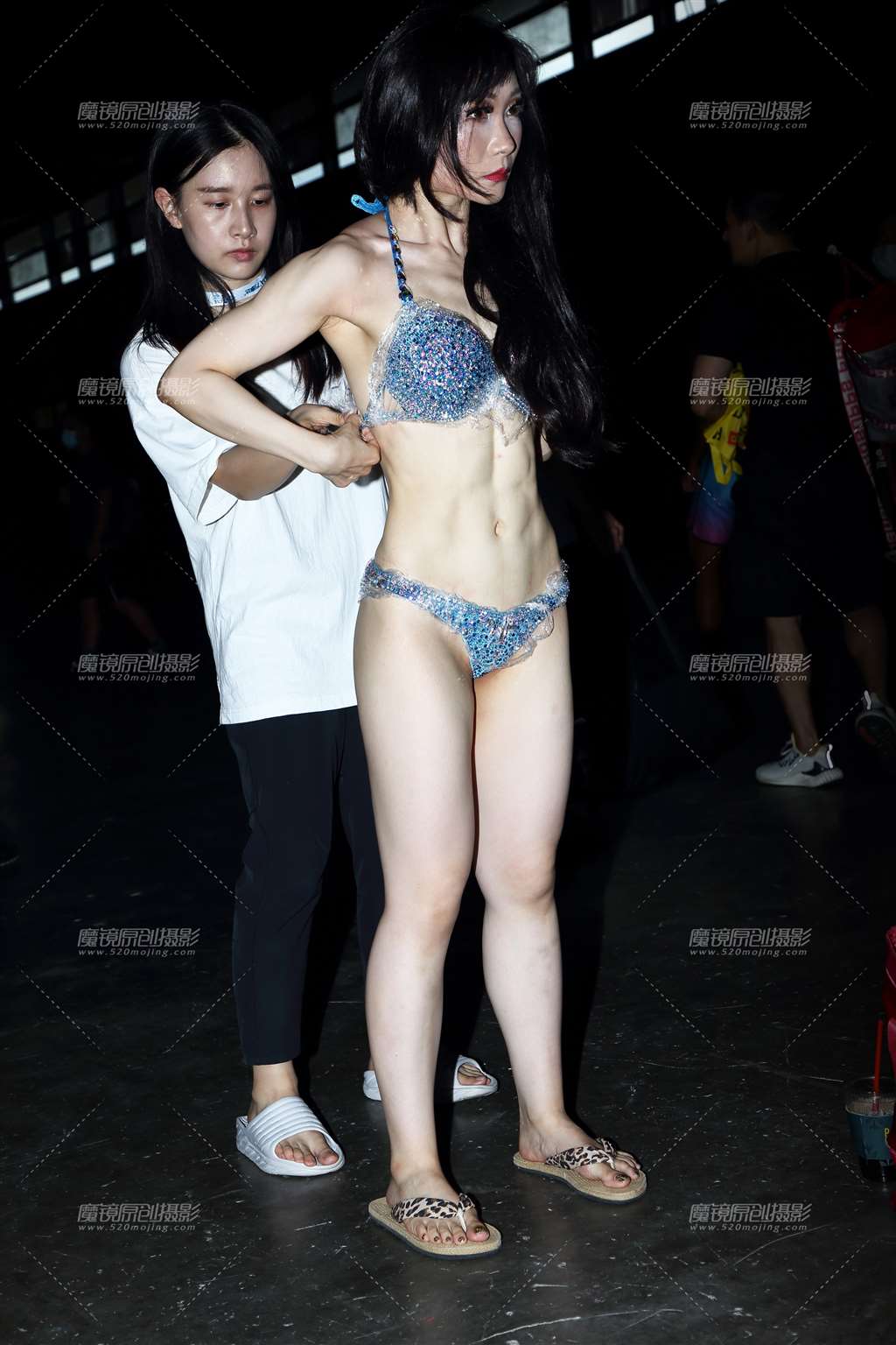 图片[1]-浓妆白嫩比基尼-街拍流行馆