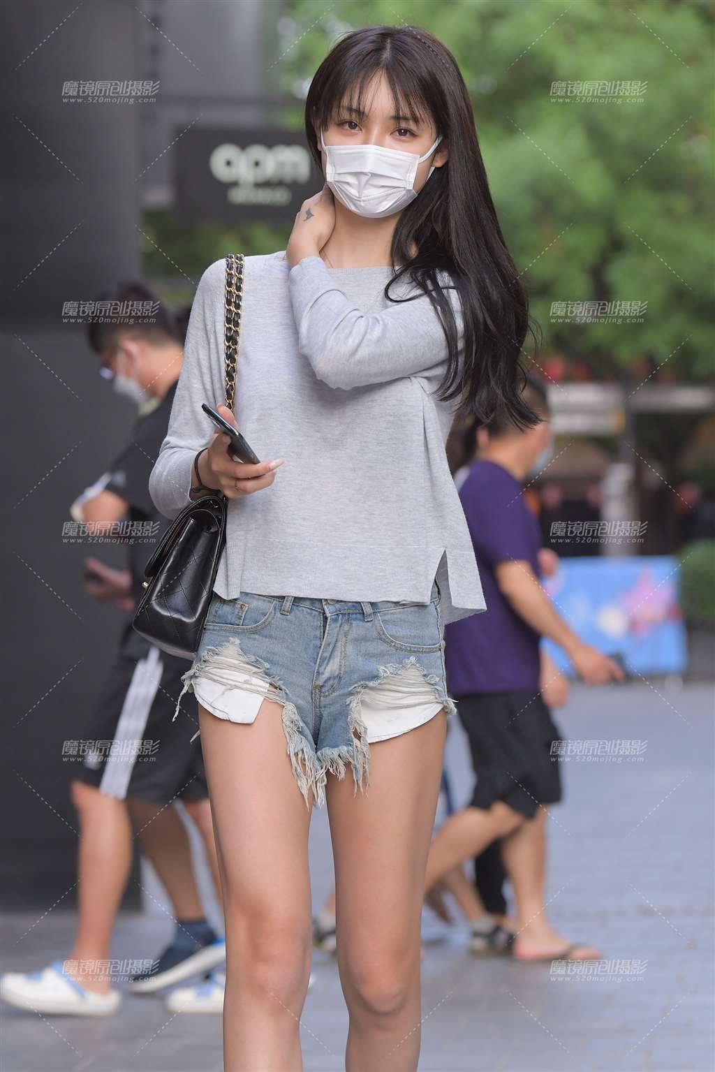 图片[1]-漂亮热裤女孩-街拍流行馆
