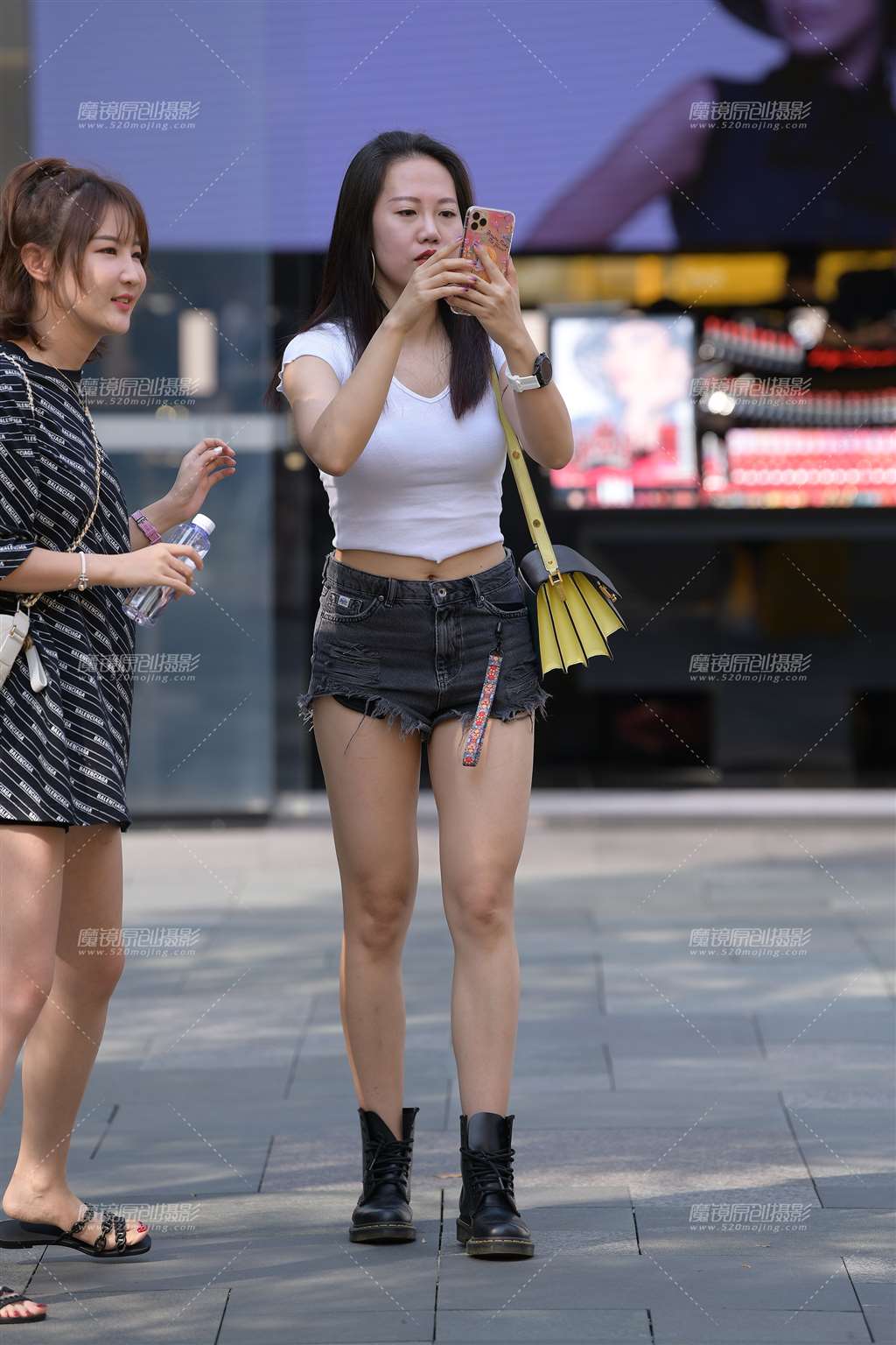 图片[1]-玩拍照的热裤-街拍流行馆