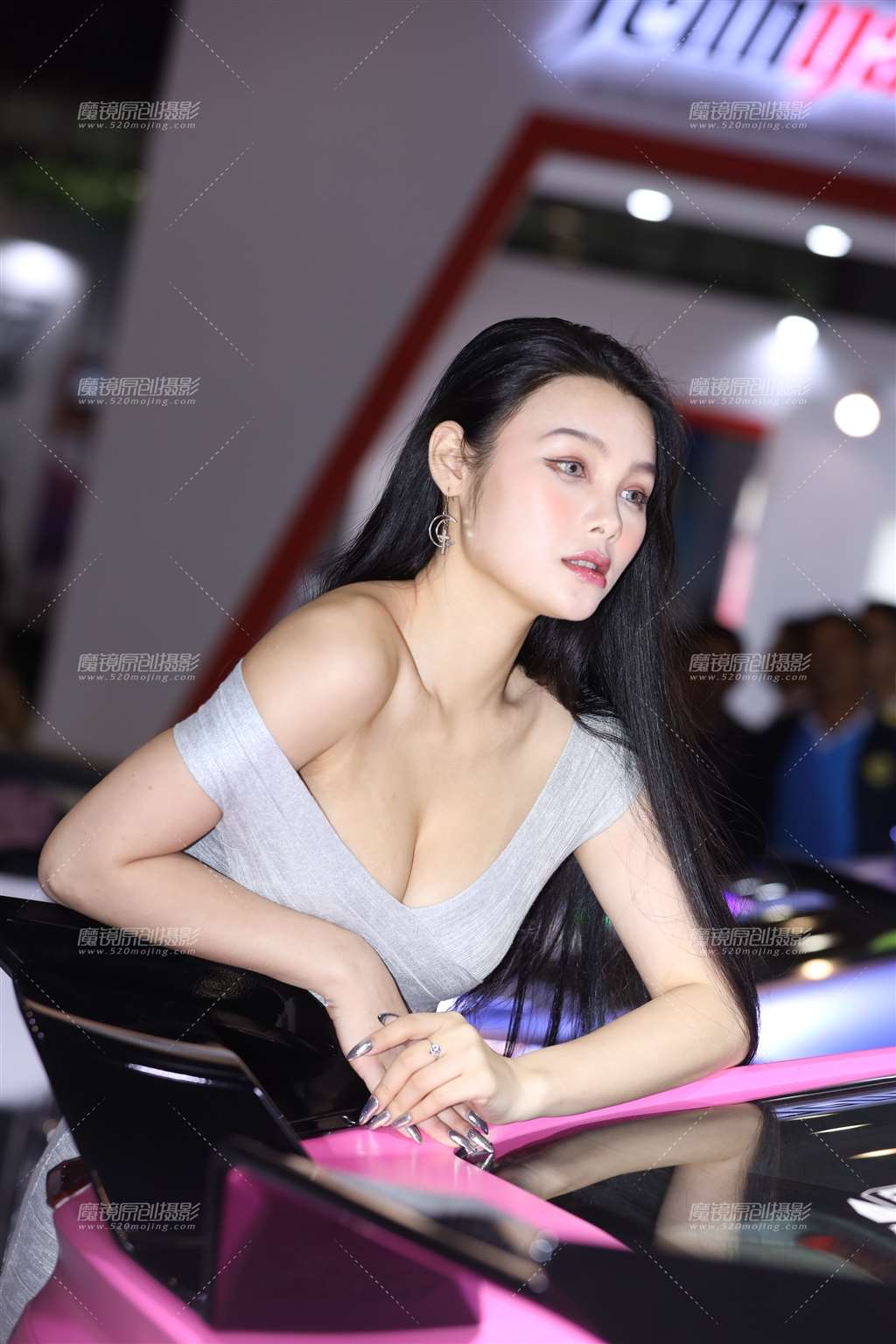 图片[4]-身材波涛汹涌的小姐姐-街拍流行馆