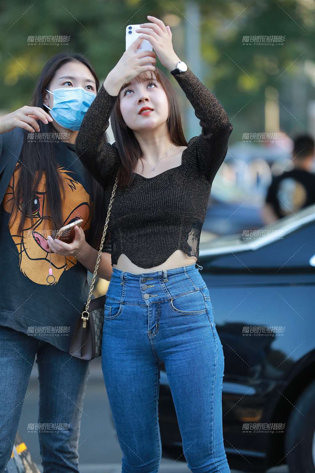 图片[1]-【玻璃街拍】甜美牛仔裤学妹-街拍流行馆