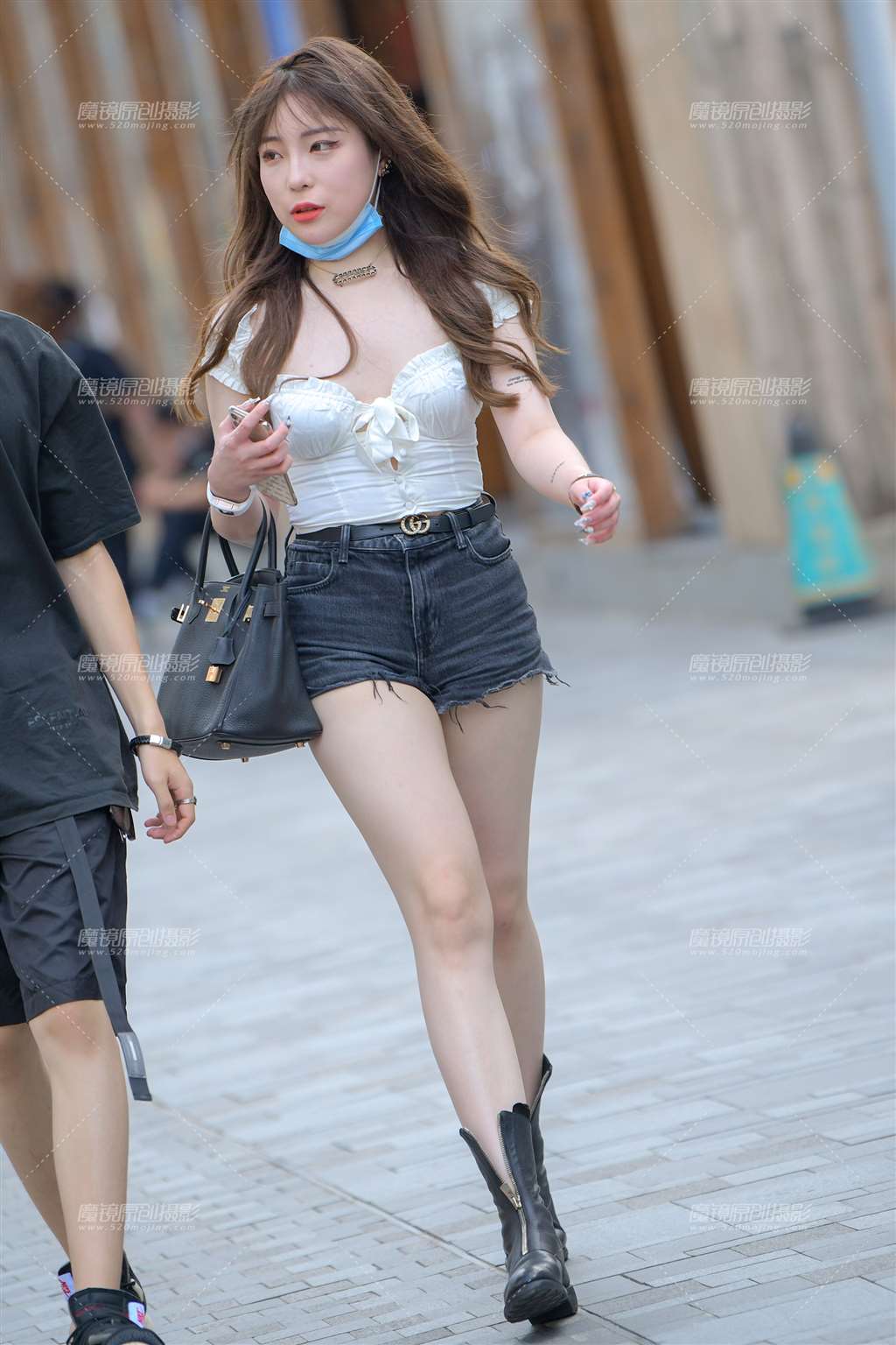 图片[1]-黑色热裤美女-街拍流行馆