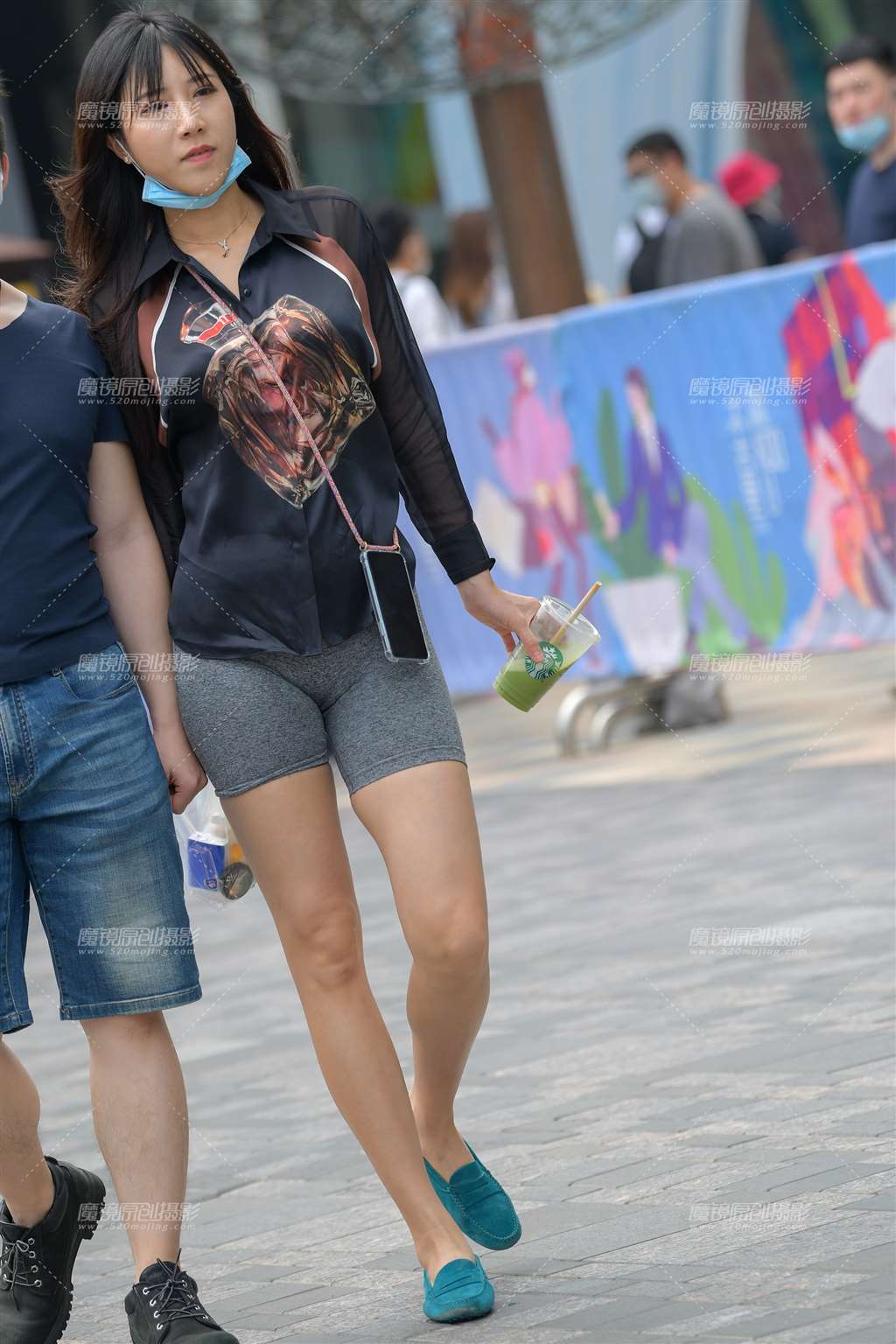 图片[1]-喝星巴克的短裤美女-街拍流行馆