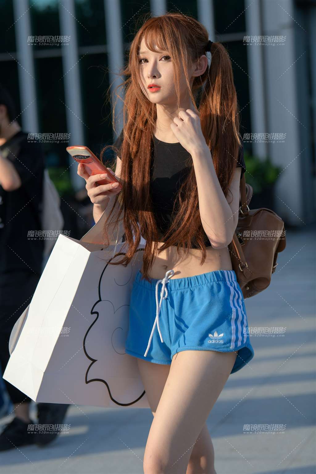 图片[1]-双马尾大长腿爱了吗-街拍流行馆