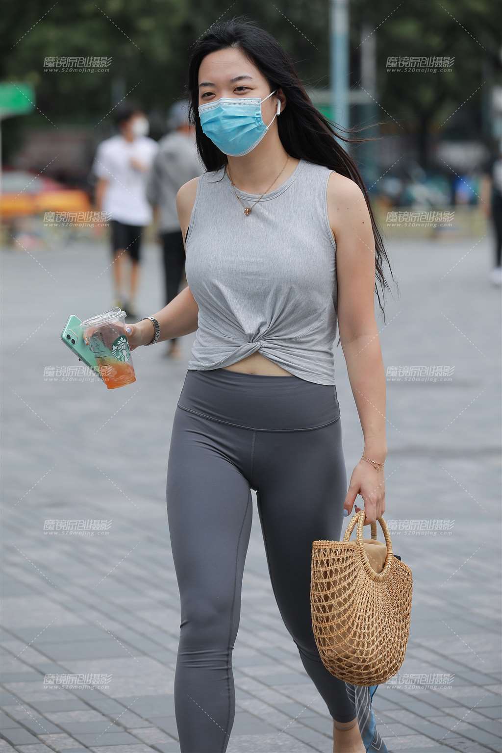 图片[1]-瑜伽裤性感小妹-街拍流行馆