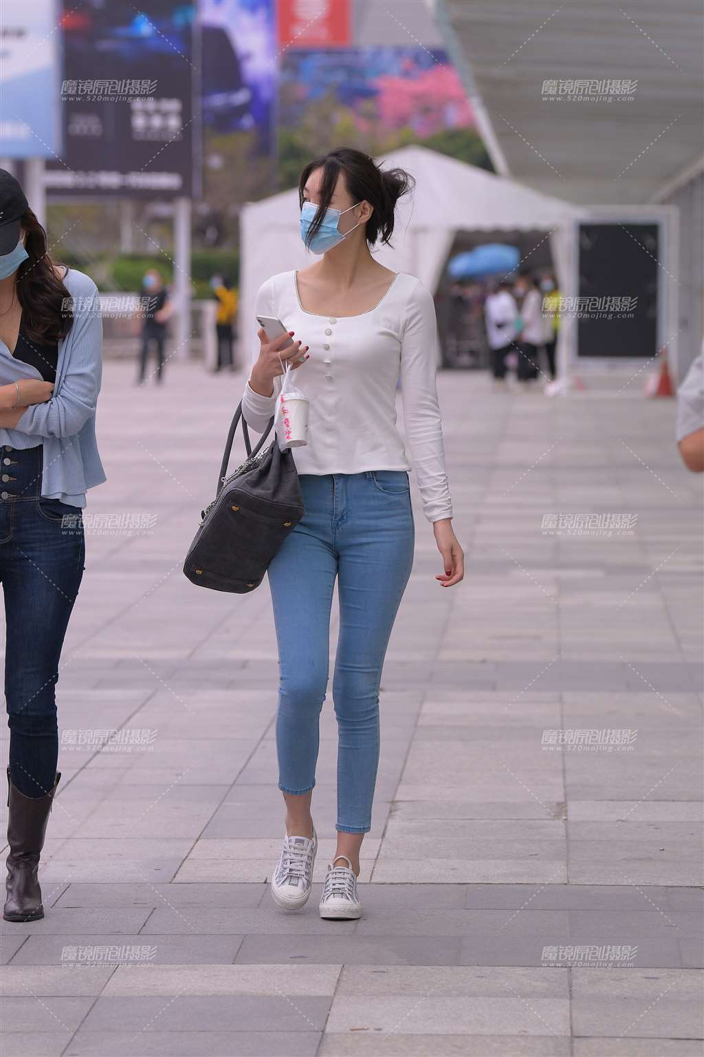 图片[1]-清晨的紧牛长腿小姐姐-街拍流行馆