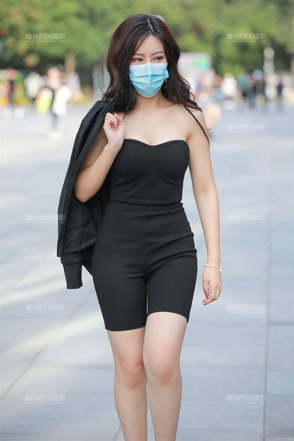 图片[1]-黑色短裤小姐姐-街拍流行馆